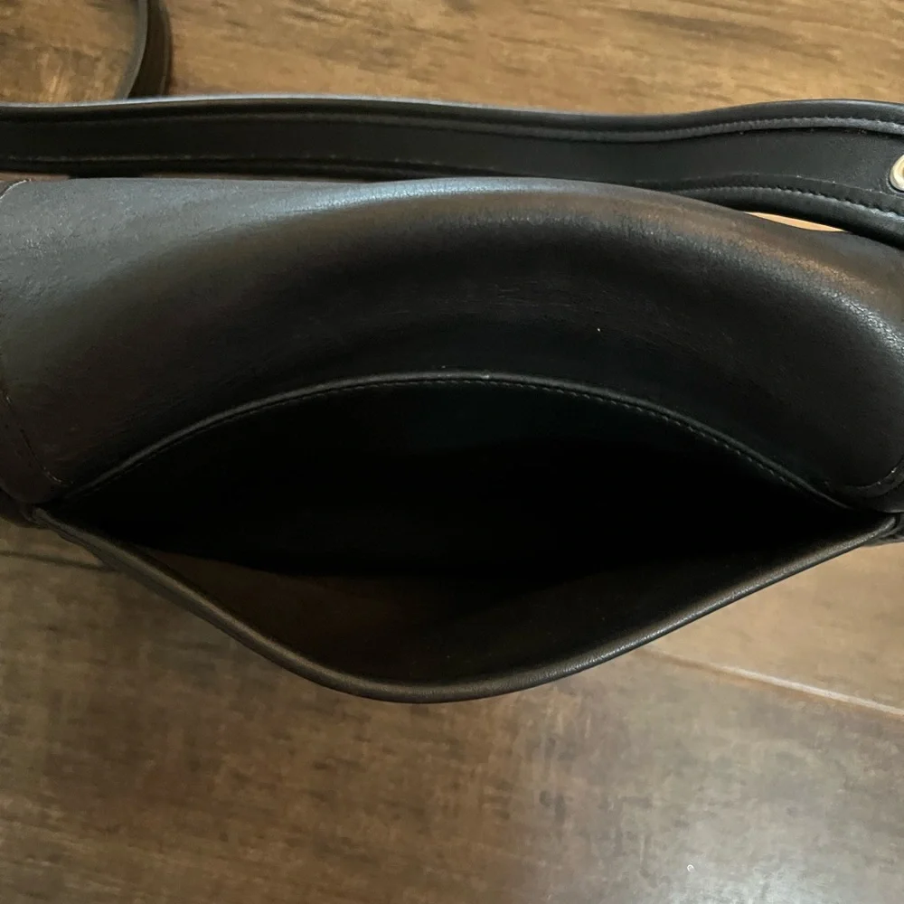 Vintage Coach | Rambler Legacy #9061 | Black Leather
Crossbody Bag - Picture 4 of 11